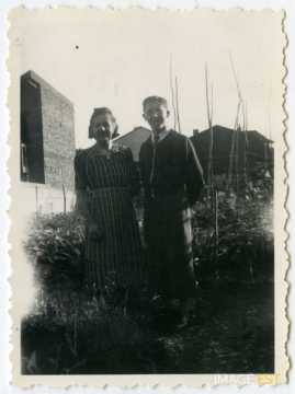 Deux personnes dans un jardin (Bar-le-Duc)