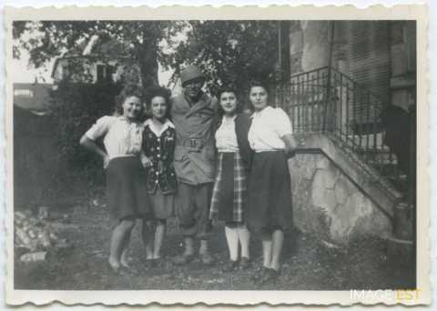 Jeunes filles et soldat américain (Bar-le-Duc)