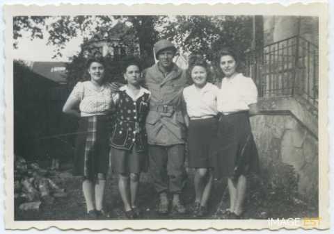Jeunes femmes et soldat américain (Bar-le-Duc)