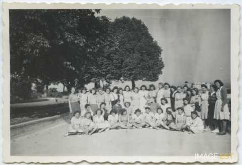 Groupe de jeunes femmes (Hattonchâtel)