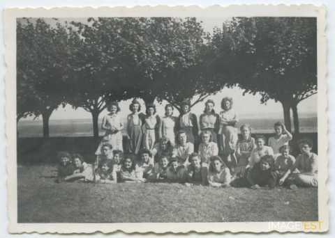 Groupe de jeunes femmes (Hattonchâtel)