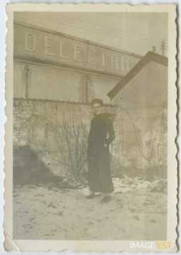 Homme devant une entreprise (Bar-le-Duc)