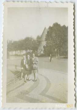 Trois jeunes femmes (Metz)