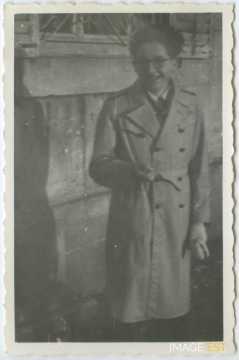 Alfred Jacquat en imperméable (Bar-le-Duc)