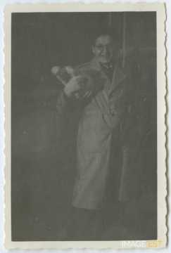 Alfred Jacquat en imperméable (Bar-le-Duc)