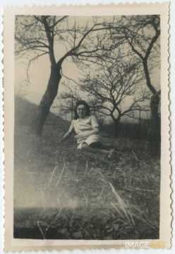 Femme assise (Rembercourt-Sommaisne)