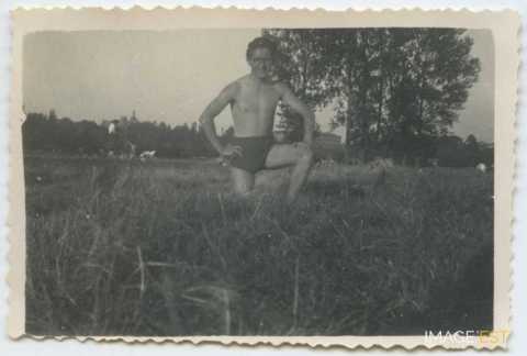 Homme en maillot de bain (Metz)
