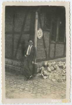 Homme contre un mur (Metz)