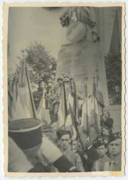Défilé de soldats et d'anciens combattants (Bar-le-Duc)