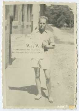 Homme avec un panneau (Pont-Saint-Vincent)