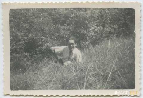 Homme  couché dans l'herbe (Rembercourt-Sommaisne)