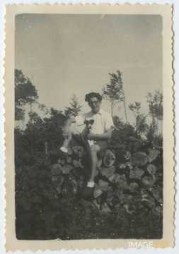 Homme assis avec un chien (Rembercourt-Sommaisne)