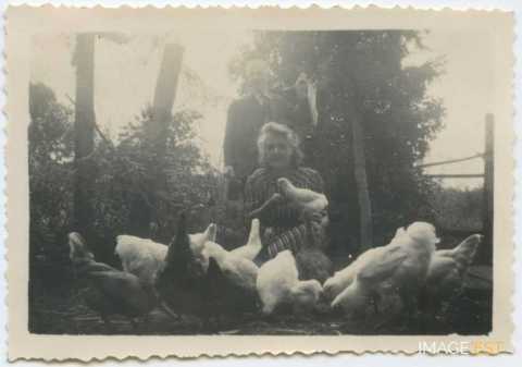 Femme avec une poule (Rembercourt-Sommaisne)
