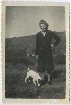 Femme avec un chien (Rembercourt-Sommaisne)