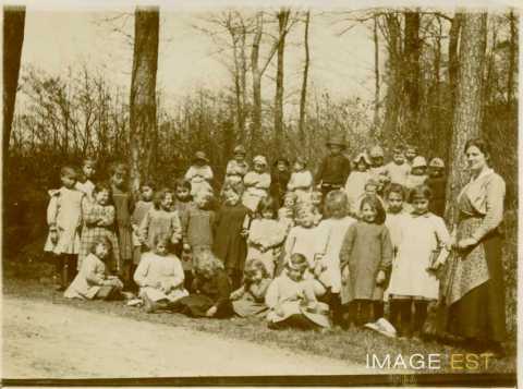 Groupe d'enfants en forêt (Sauville)