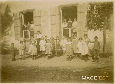 Dans la cour de l'école (Bainville-aux-Saules)