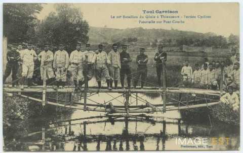 Passerelle sur pont (Toul)
