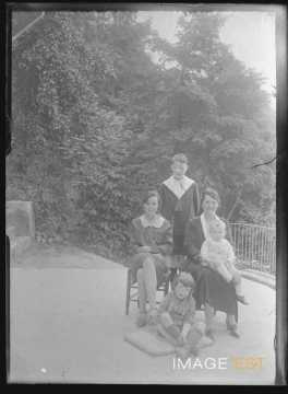 Mme Férez et sa fille entourées d'autres enfants (Nancy)