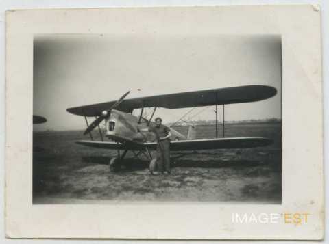 Pilote devant son avion