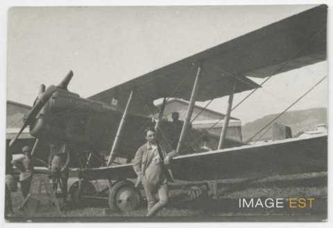 Pilote devant son avion