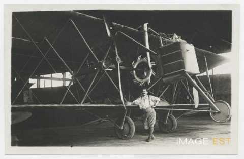 Avion dans un hangar