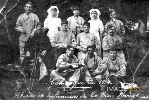Infirmières et blessés de la Croix-Rouge (1914)