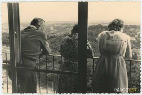 Au balcon d'un bâtiment (Nancy)
