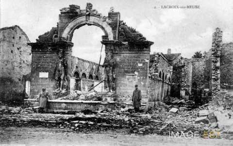 Fontaine monumentale en ruines (Lacroix-sur-Meuse)