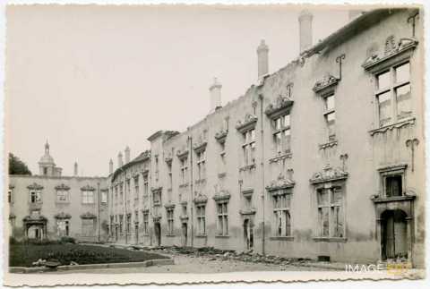 Cour d'honneur du collège en ruine (Pont-à-Mousson)
