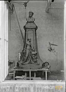 Monument à Charles Sellier, Ernest Bussière