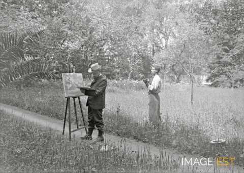 Artiste peintre peignant un paysage