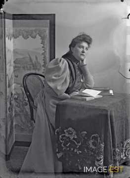 Femme posant