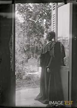 Femme posant