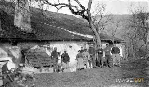 Soldats près d'une maison