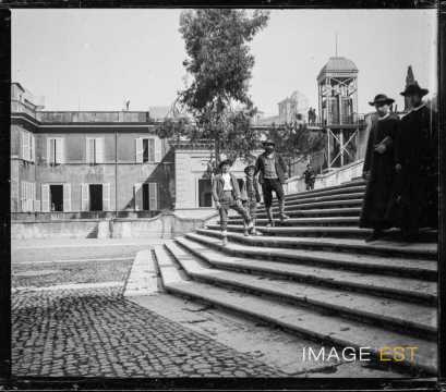 Groupe de personnes et prêtres (Rome)