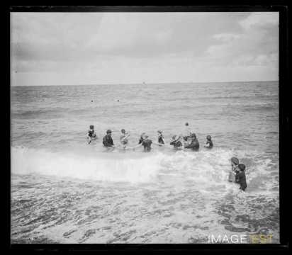 Enfants à la plage (Granville)