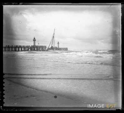 Jetées et phares (Trouville-sur-Mer)