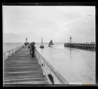 Jetées et phares (Trouville-sur-Mer)