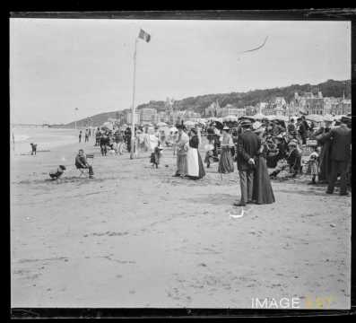 Foule sur la plage (Trouville-sur-Mer)