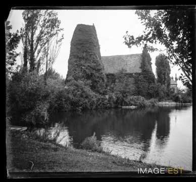 Étang et église (Cricqueboeuf)