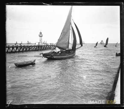 Départ d'un bateau de pêche (Trouville-sur-Mer)