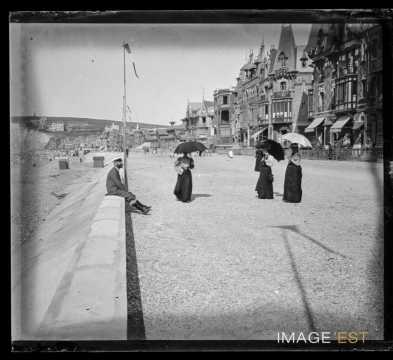 Promenade sur l'esplanade (Mers-les-Bains)