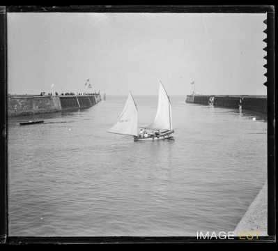 Jetées et phare (Le Tréport)
