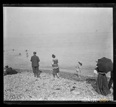 Plage et baigneurs (Dieppe)