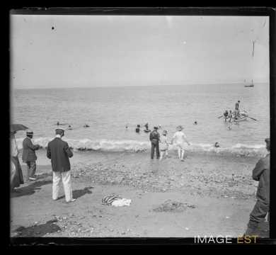 Plage et baigneurs (Dieppe)