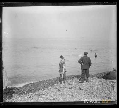 Plage et baigneurs (Dieppe)
