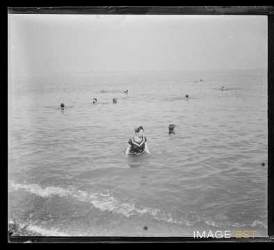 Plage et baigneurs (Dieppe)