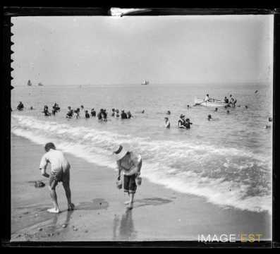 Plage et baigneurs (Dieppe)