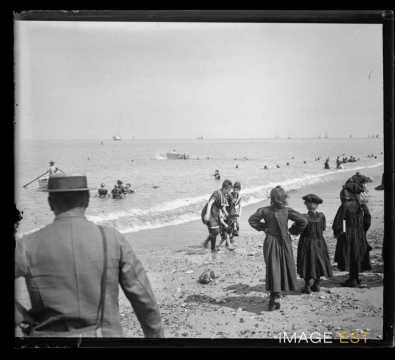 Plage et baigneurs (Dieppe)
