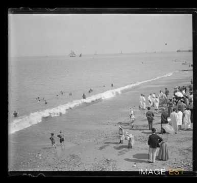 Plage et baigneurs (Dieppe)